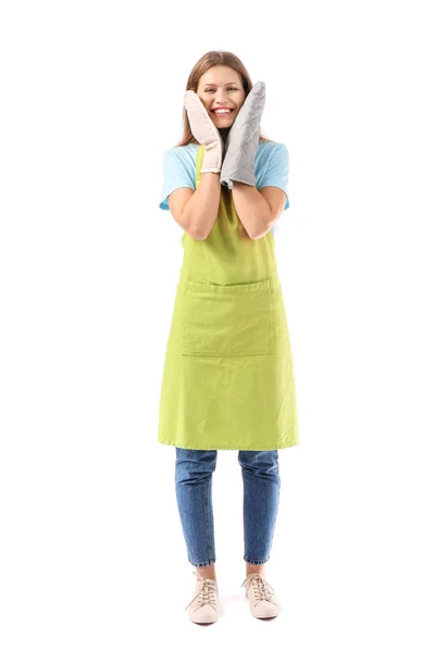 Belle jeune femme en tablier et avec des mitaines de cuisine sur fond blanc — Photo