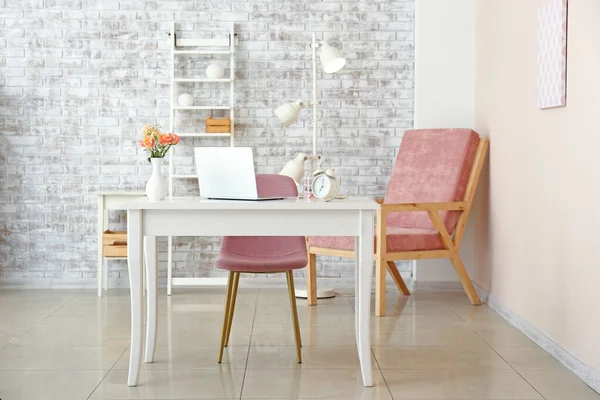 Intérieur élégant de la chambre avec un lieu de travail moderne — Photo