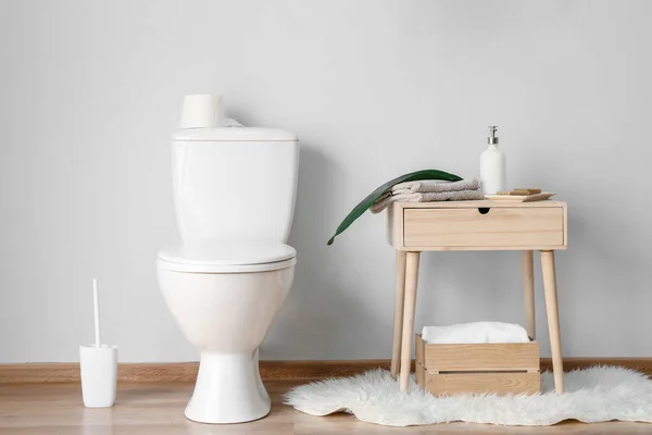 Interieur van licht modern toilet — Stockfoto