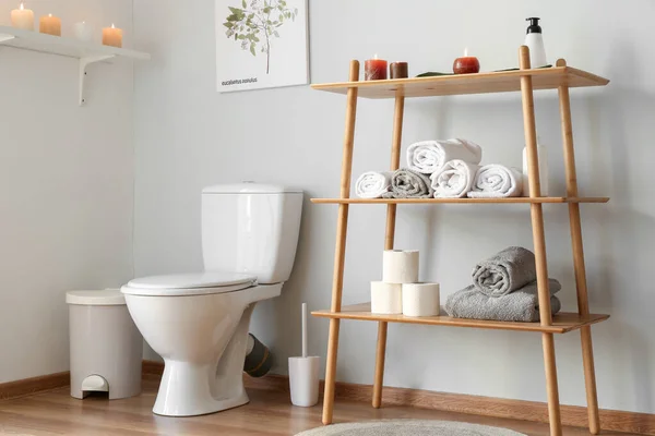 Interno della toilette moderna luce — Foto Stock