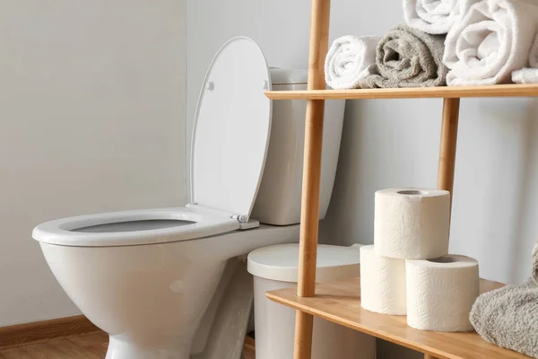 Intérieur de la lumière toilettes modernes — Photo