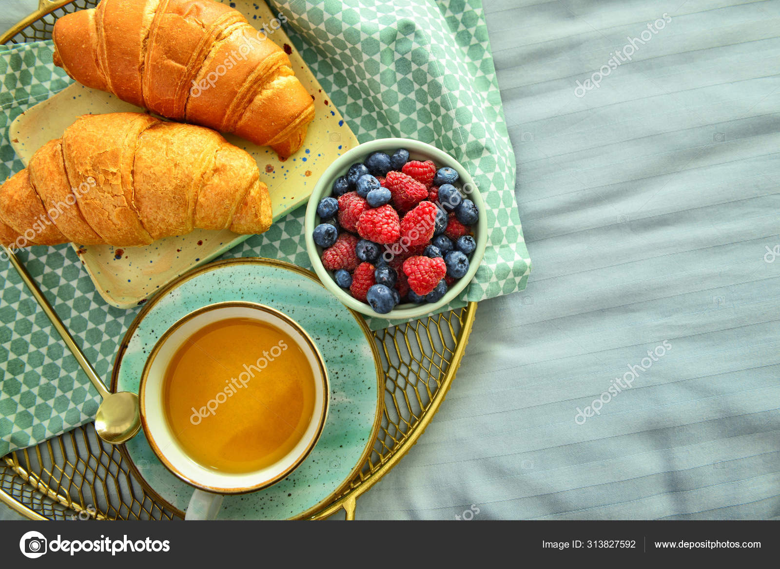 Plateau avec petit déjeuner savoureux au lit, vue sur le dessus image libre  de droit par serezniy © #313827592