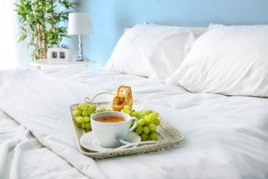 Yatakta lezzetli kahvaltı tepsisi