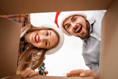 Mutlu genç çift Noel hediyesini açıyor, kutudan manzara
