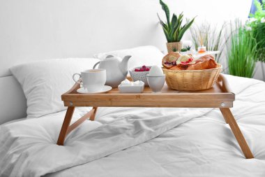 Yatakta lezzetli kahvaltı tepsisi