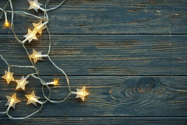 Koyu ahşap arka planda parıldayan güzel bir çelenk