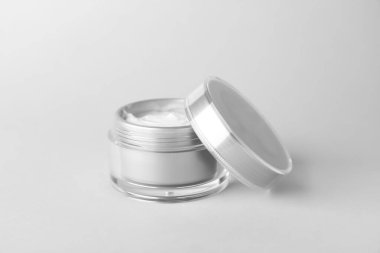 Beyaz arka plan üzerinde kozmetik krem kavanoz