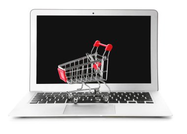 Dizüstü bilgisayar ve küçük araba beyaz arka plan üzerinde. Internet alışveriş kavramı