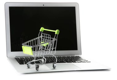 Dizüstü bilgisayar ve küçük araba beyaz arka plan üzerinde. Internet alışveriş kavramı