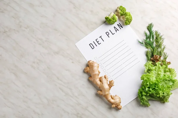 Blatt Papier mit Ernährungsplan und gesunden Produkten auf weißem Hintergrund — Stockfoto