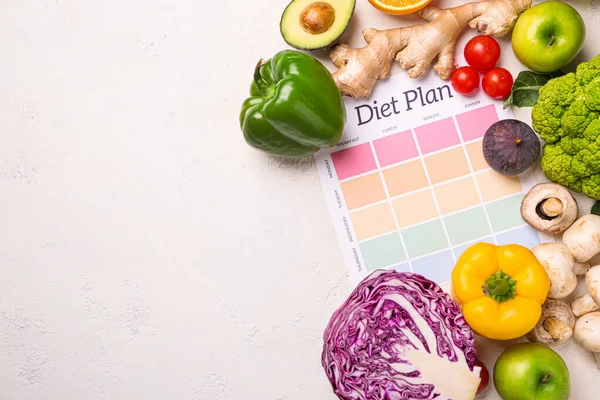 Blatt Papier mit Ernährungsplan und gesunden Produkten auf hellem Hintergrund — Stockfoto