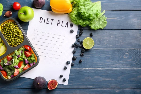 Blatt Papier mit Ernährungsplan und gesunden Produkten auf Holztisch — Stockfoto