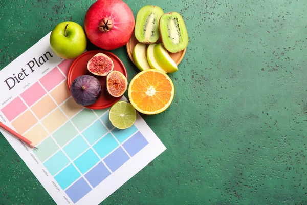 Sheet of paper with diet plan and fresh fruits on color background — Stock Photo, Image