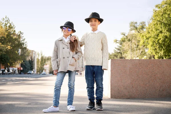 Portret van leuke modieuze kinderen buiten — Stockfoto