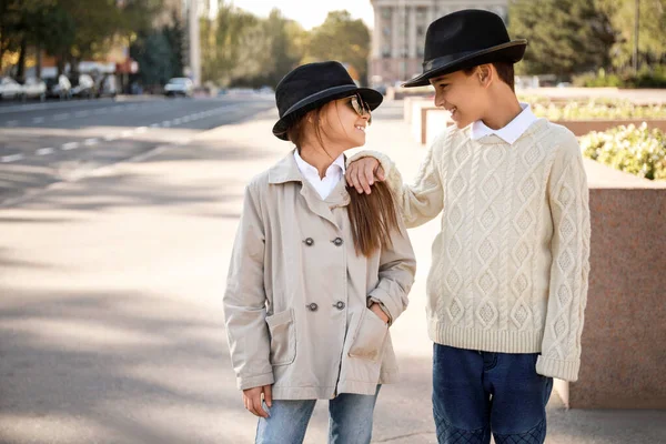 Ritratto di bambini alla moda carino all'aperto — Foto Stock