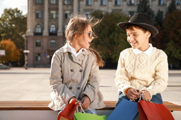 Aranyos divatos gyerekek portréja bevásárlótáskákkal a szabadban — Stock Fotó