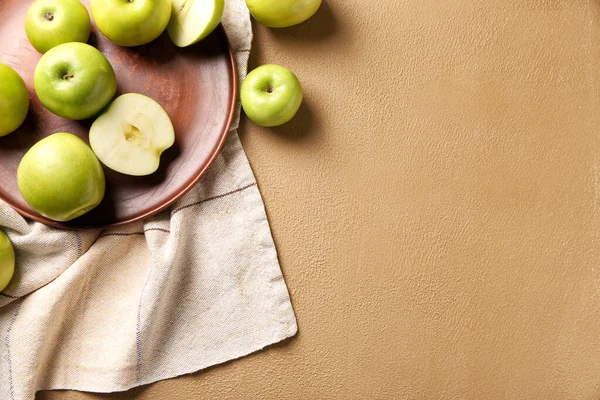 Plate with fresh ripe apples on color background — Stock Photo, Image