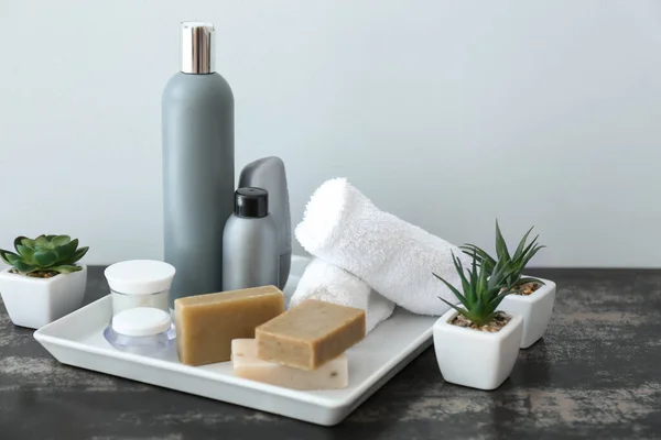Cosméticos para la higiene personal en la mesa —  Fotos de Stock
