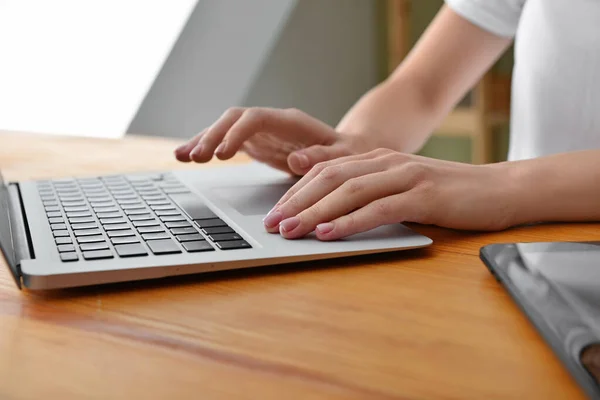 Jovem mulher trabalhando no laptop à mesa — Fotografia de Stock