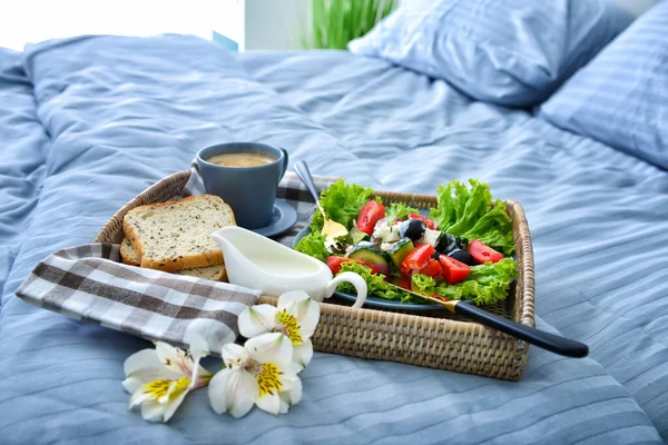 Bandeja com saboroso café da manhã na cama — Fotografia de Stock