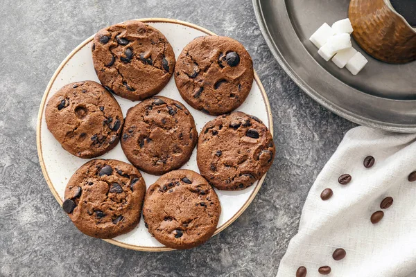 Prato com saborosos biscoitos de chocolate na mesa — Fotografia de Stock