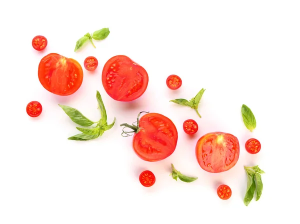 Tomates frescos y hierbas sobre fondo blanco — Foto de Stock