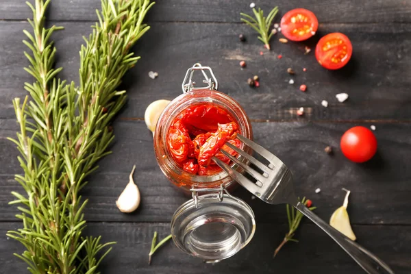 Komposition mit getrockneten Tomaten und Gewürzen auf Holztisch — Stockfoto
