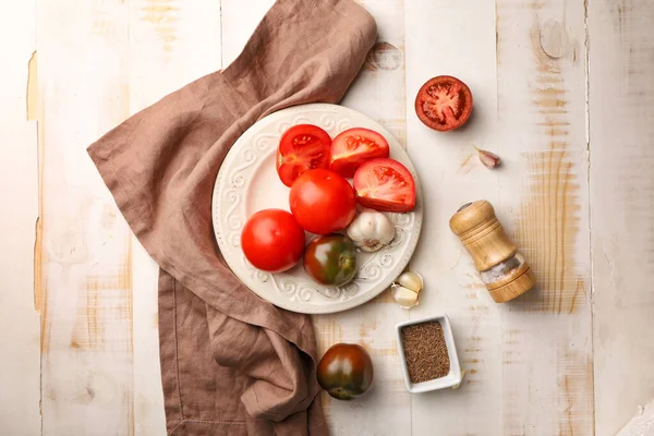 Plate with fresh tomatoes on wooden table — Stock Photo, Image