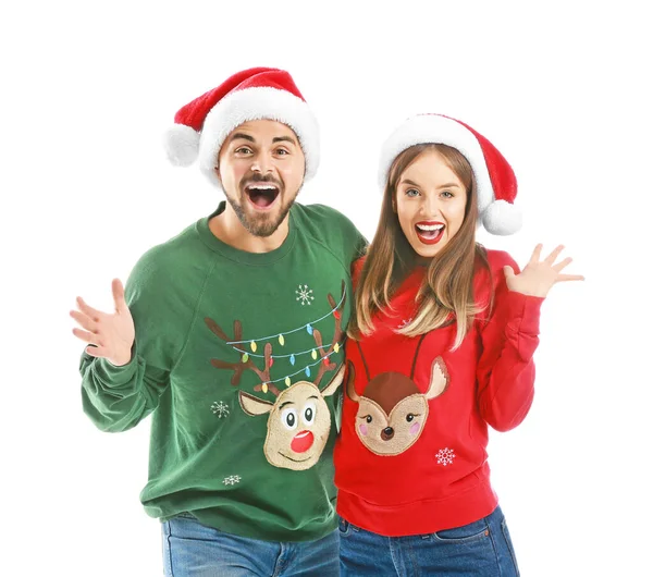 Ευτυχισμένο νεαρό ζευγάρι με Χριστουγεννιάτικα ρούχα σε λευκό φόντο — Φωτογραφία Αρχείου