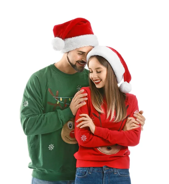 Feliz jovem casal em roupas de Natal no fundo branco — Fotografia de Stock