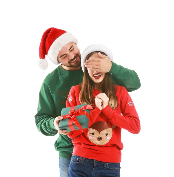 하얀 배경 과 반 대로 여자 친구에게 크리스마스 선물을 주는 남자 — 스톡 사진