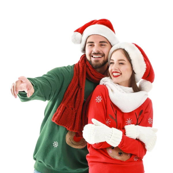 Щаслива молода пара в різдвяному одязі на білому тлі — стокове фото
