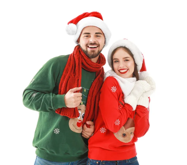Ευτυχισμένο νεαρό ζευγάρι με Χριστουγεννιάτικα ρούχα σε λευκό φόντο — Φωτογραφία Αρχείου