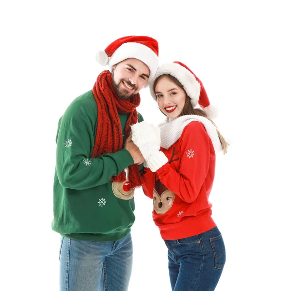 Feliz jovem casal em roupas de Natal no fundo branco — Fotografia de Stock