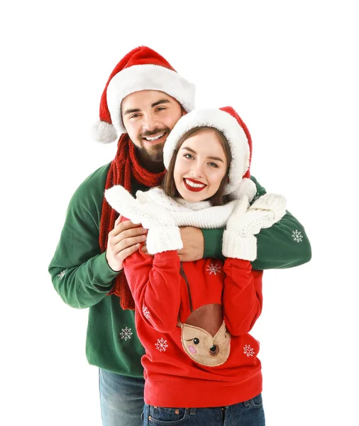Feliz jovem casal em roupas de Natal no fundo branco — Fotografia de Stock