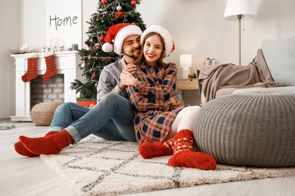 Feliz jovem casal celebrando o Natal em casa — Fotografia de Stock