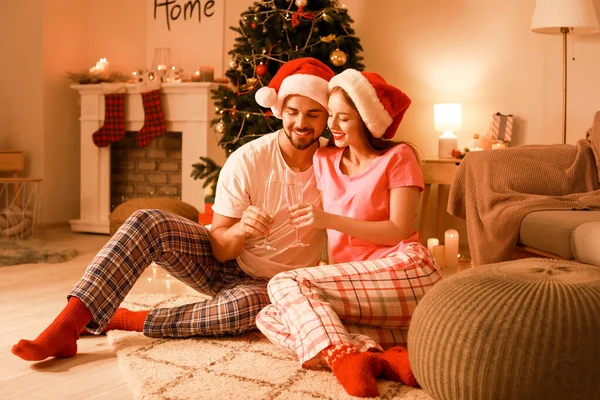 Szczęśliwa młoda para świętująca Boże Narodzenie w domu — Zdjęcie stockowe