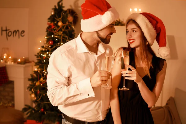 Feliz jovem casal celebrando o Natal em casa — Fotografia de Stock