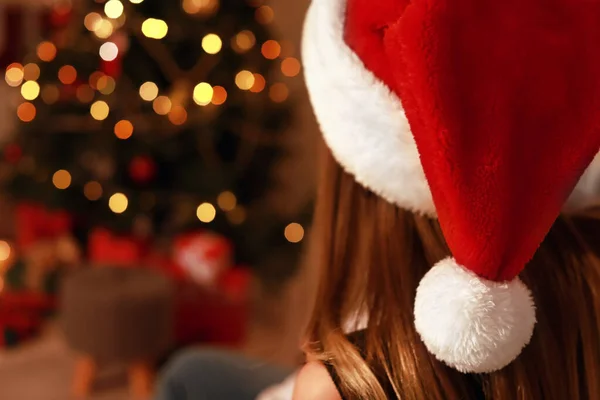 Ung kvinna i Santa hatt firar jul hemma, närbild — Stockfoto