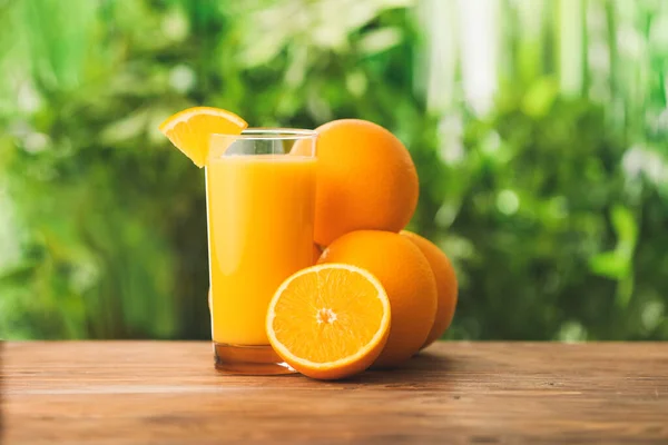 Ποτήρι φρέσκου χυμού πορτοκαλιού σε εξωτερικό χώρο — Φωτογραφία Αρχείου