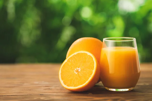 Ποτήρι φρέσκου χυμού πορτοκαλιού σε εξωτερικό χώρο — Φωτογραφία Αρχείου
