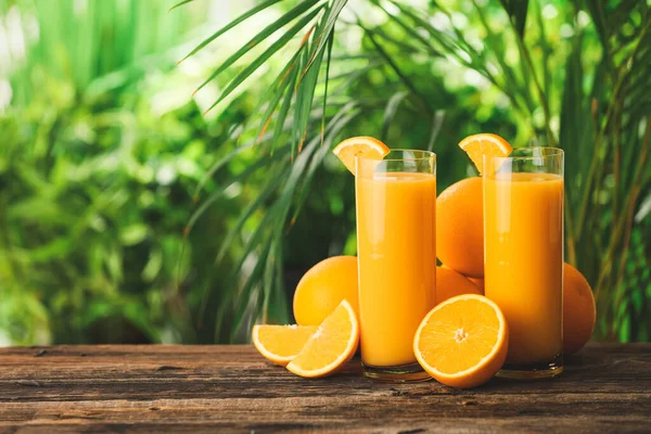 Ποτήρια φρέσκου χυμού πορτοκαλιού σε εξωτερικούς χώρους — Φωτογραφία Αρχείου