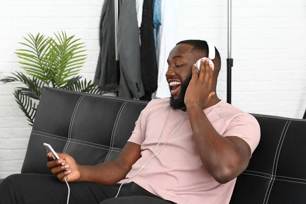 Afro-Amerikalı adam evde müzik dinliyor. — Stok fotoğraf