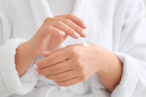 Young woman applying hand cream, closeup — Stock Photo, Image