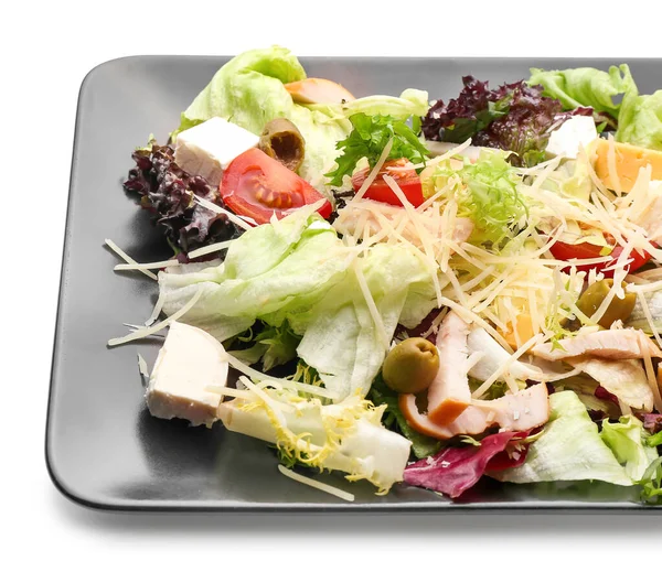 Tallrik med välsmakande sallad på vit bakgrund, närbild — Stockfoto