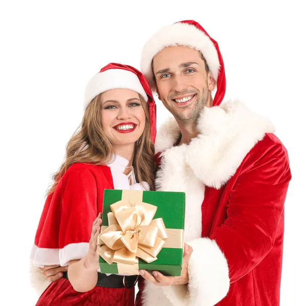 Młoda para ubrana jak Święty Mikołaj z prezentem na białym tle — Zdjęcie stockowe