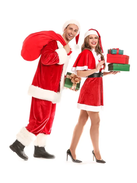 Yendo joven pareja vestida como Papá Noel con regalos de Navidad sobre fondo blanco — Foto de Stock