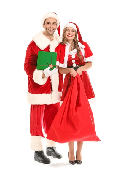 Młoda para przebrana za Świętego Mikołaja z prezentami na białym tle — Zdjęcie stockowe