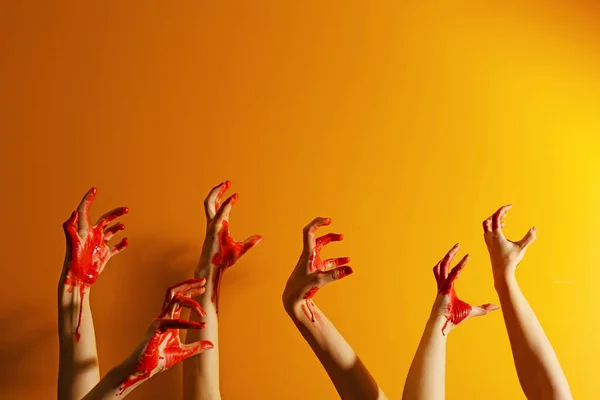 Wiele rąk z krwią na tle koloru — Zdjęcie stockowe