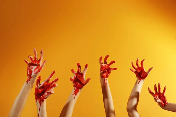 Багато рук з кров'ю на кольоровому фоні — стокове фото